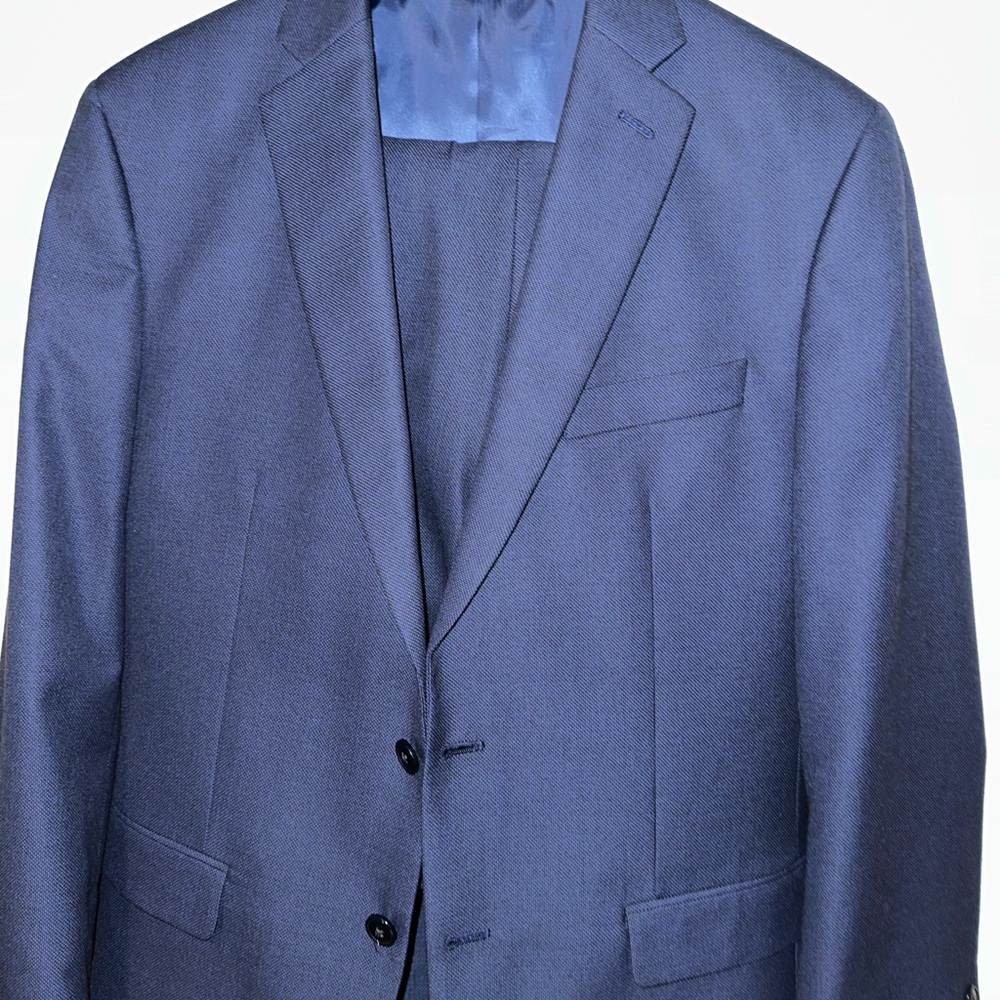 Van Heusen men’s suite Navy Blue size 40 R 
Worn 2 times only.